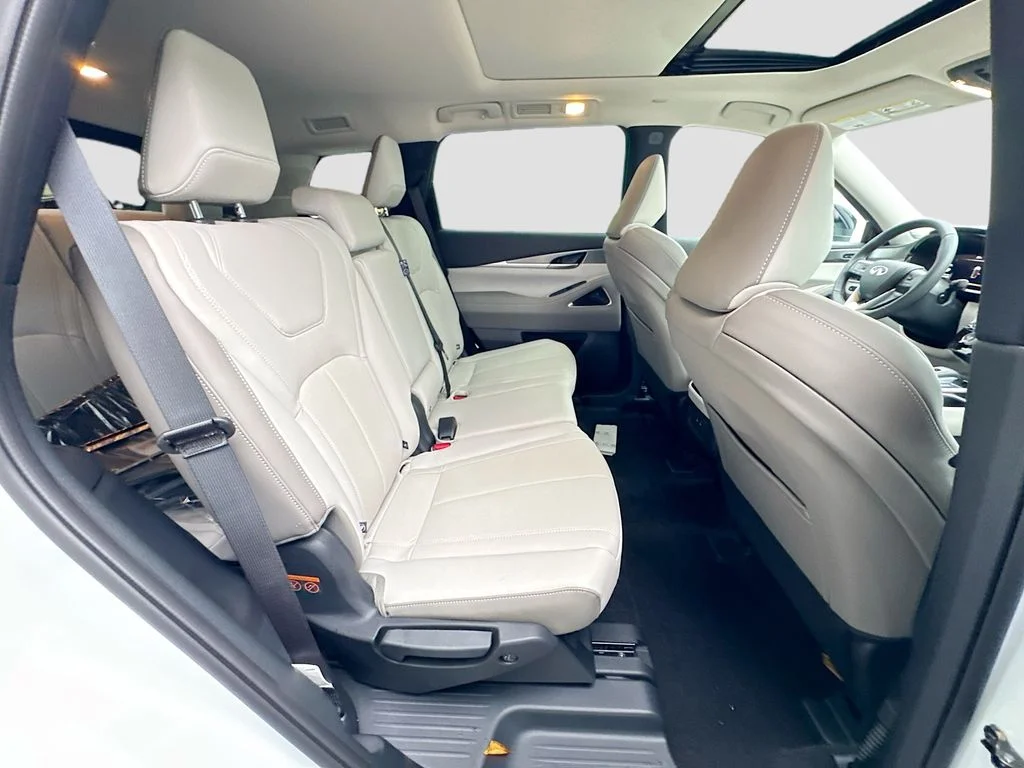 New 2027 RADIANT WHITE INFINITI Luxe FWD image 30