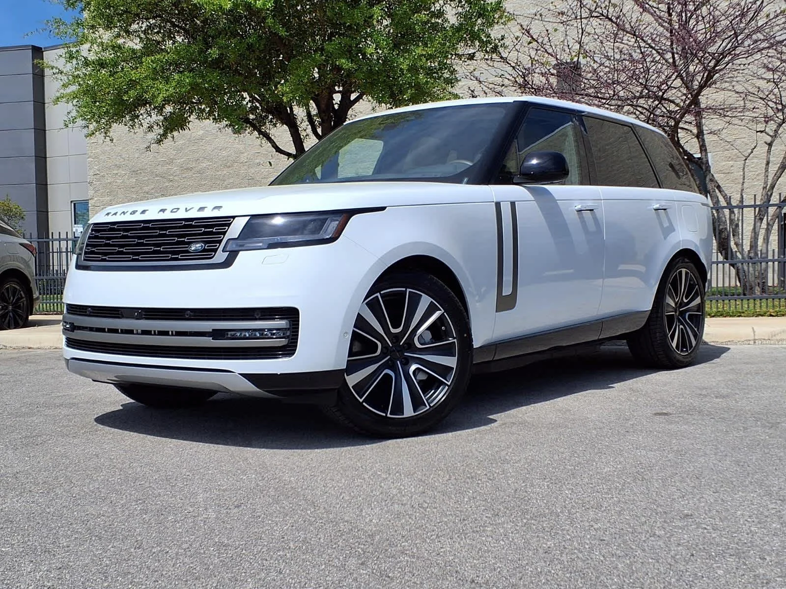 2026 Land Rover Range Rover 3.0 PHEV SE SWB's photo