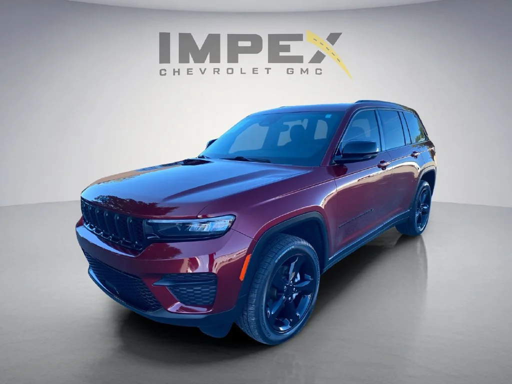 Used 2023 Red Jeep Altitude image 1