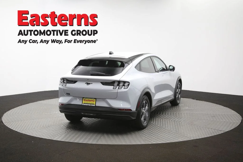 Used 2023 White Ford Select image 37