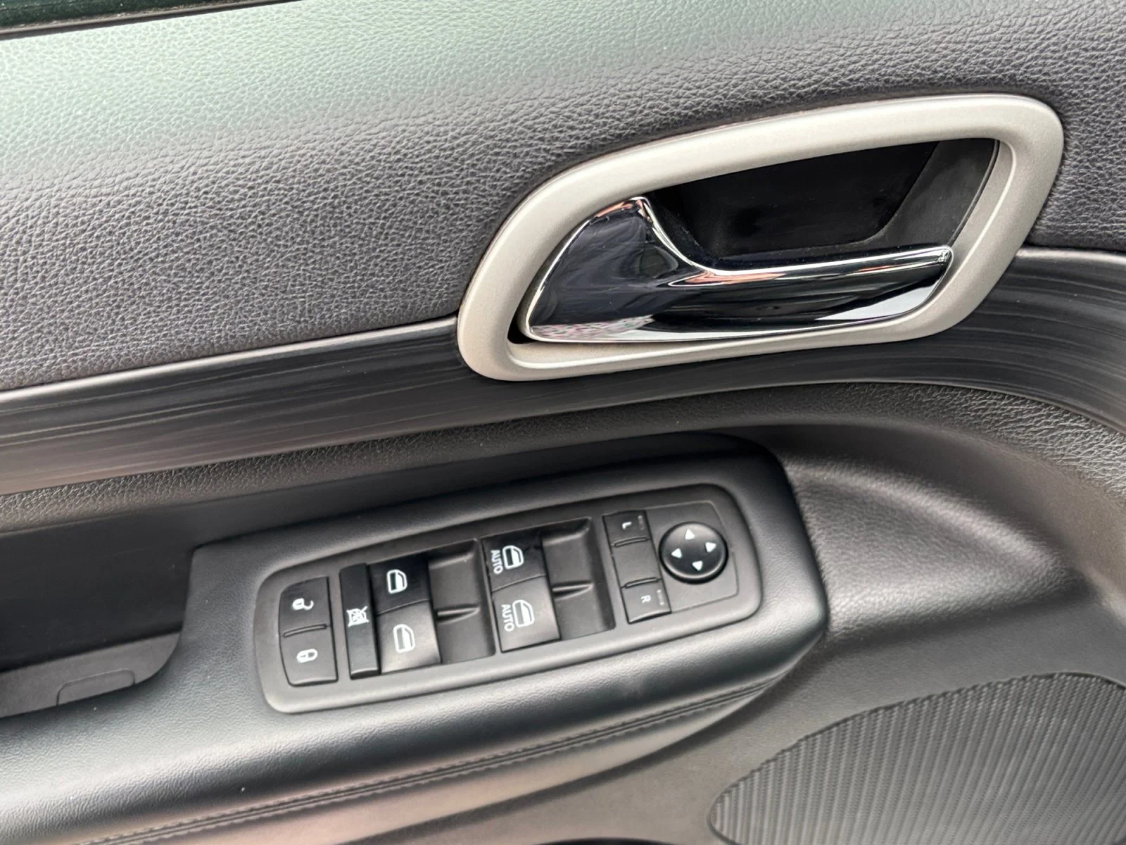 Used 2021 White Jeep Altitude image 11