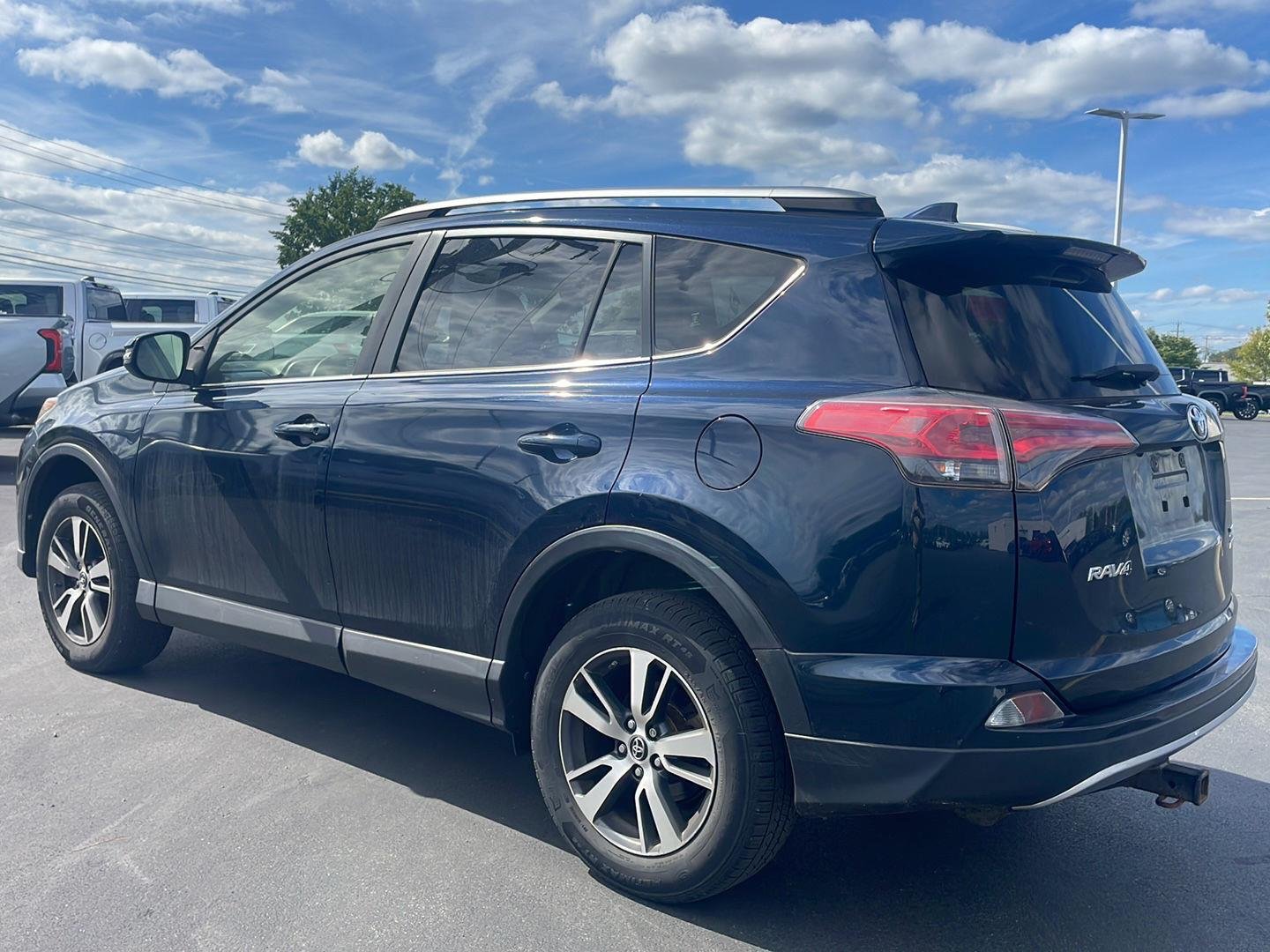 Used 2018 Galactic Aqua Mica Toyota XLE image 13