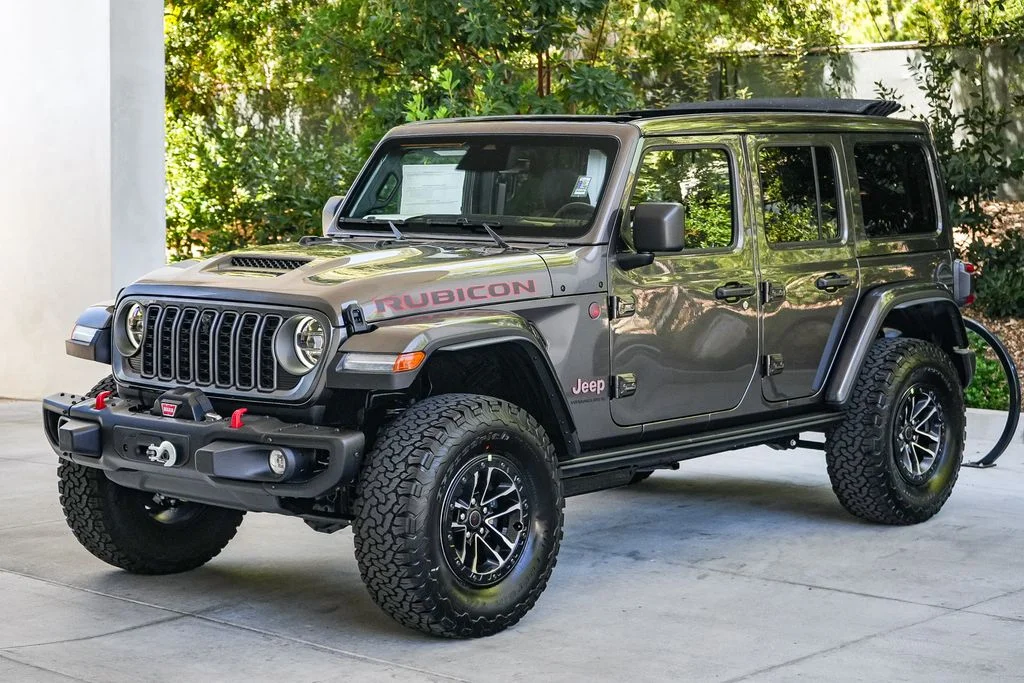 New 2026 Granite Crystal Metallic Clear-Coat Exterior Paint Jeep Rubicon X image 3