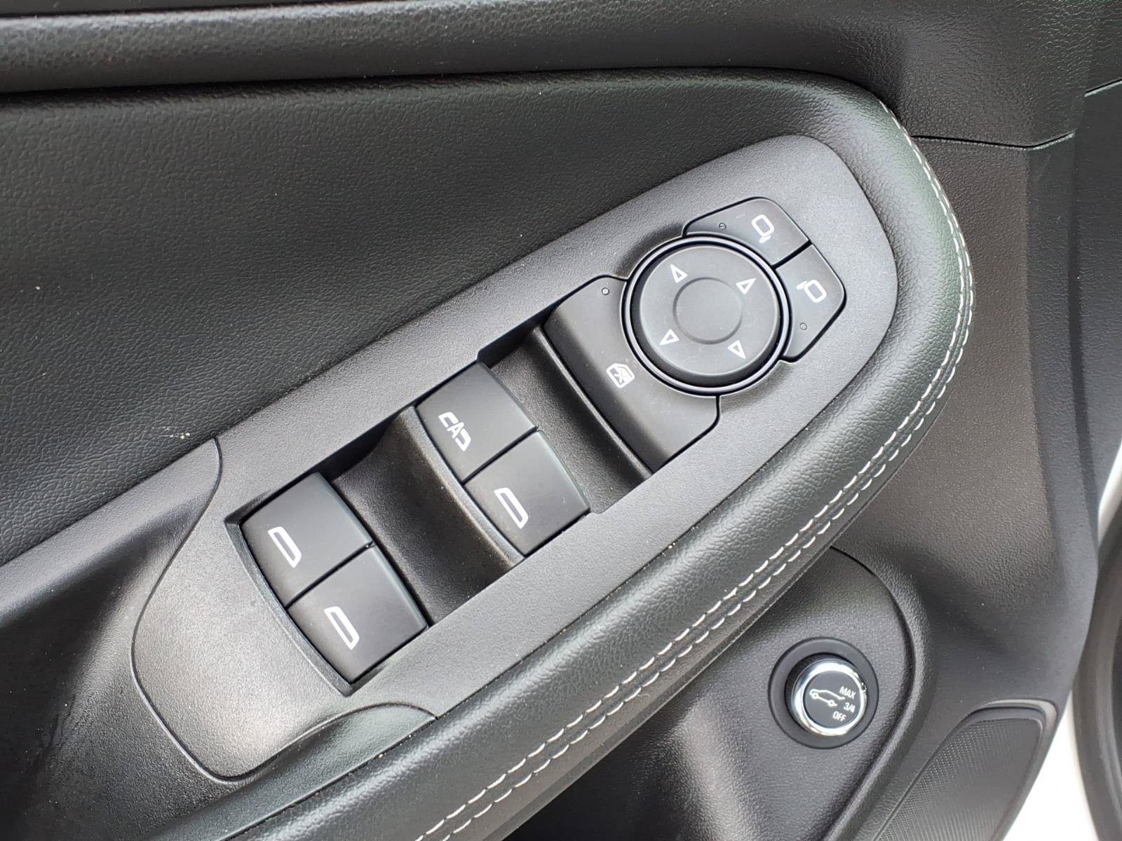 Used 2021 White Frost Tricoat Buick Select image 17
