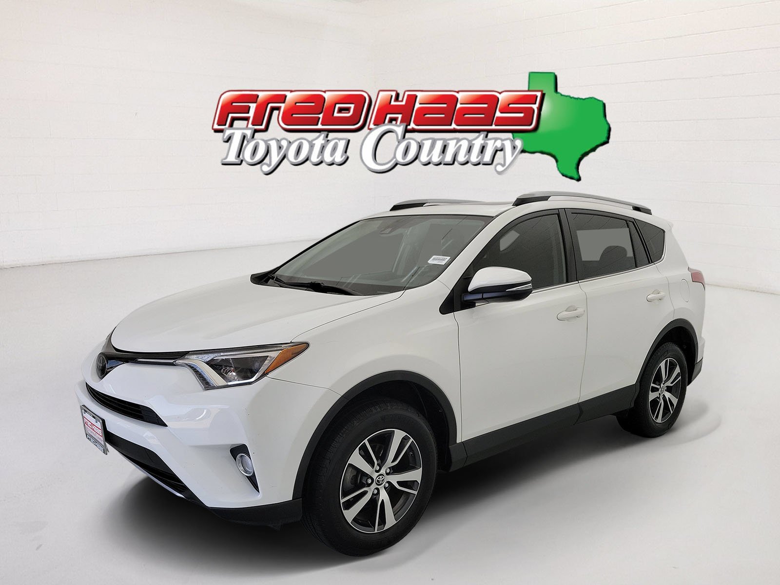 Used 2018 Super White Toyota XLE image 1