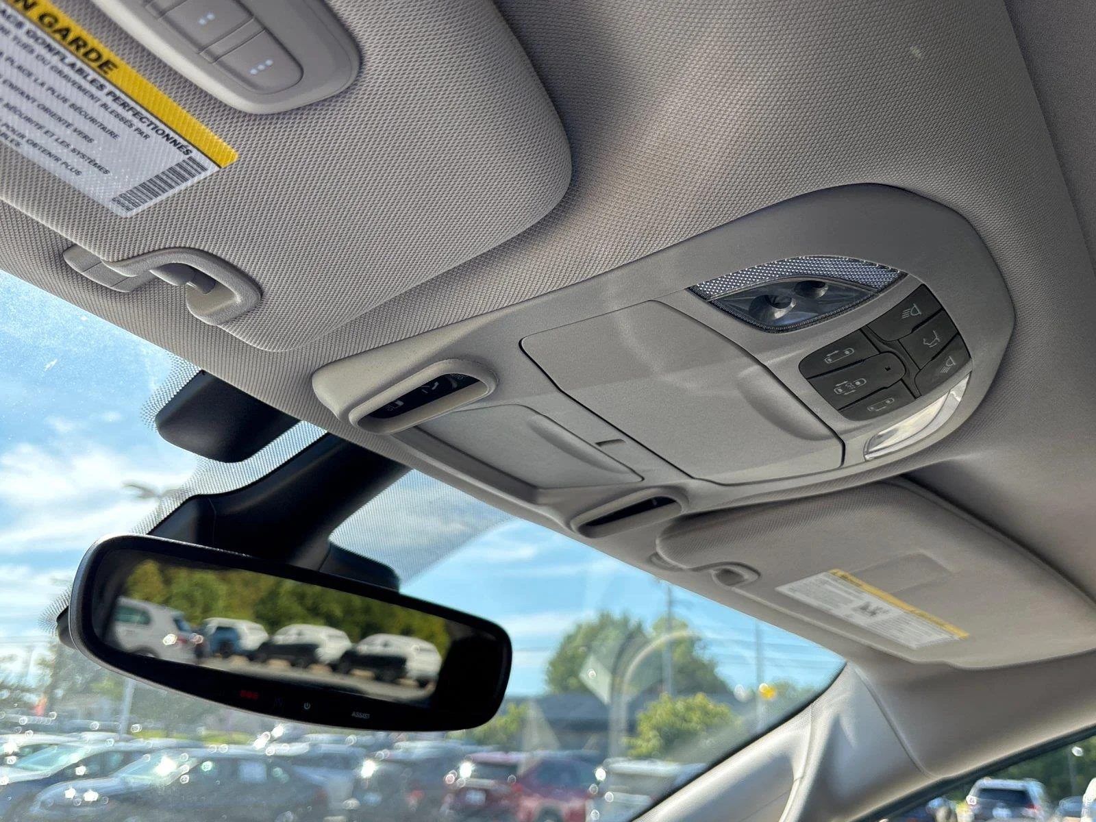 Used 2022 Bright White Clearcoat Chrysler Limited image 29