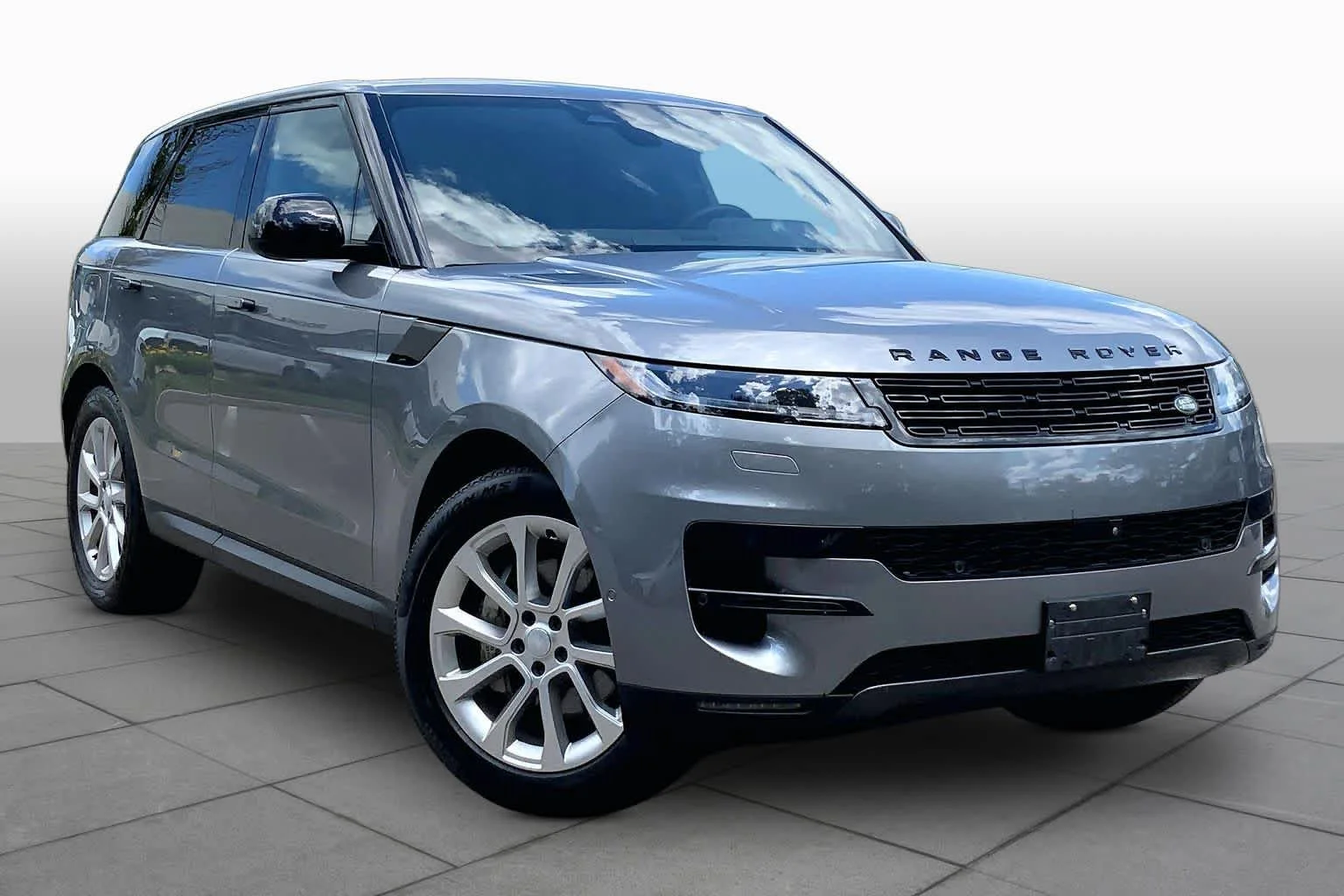 Used 2025 Eiger Grey Metallic Land Rover SE image 3