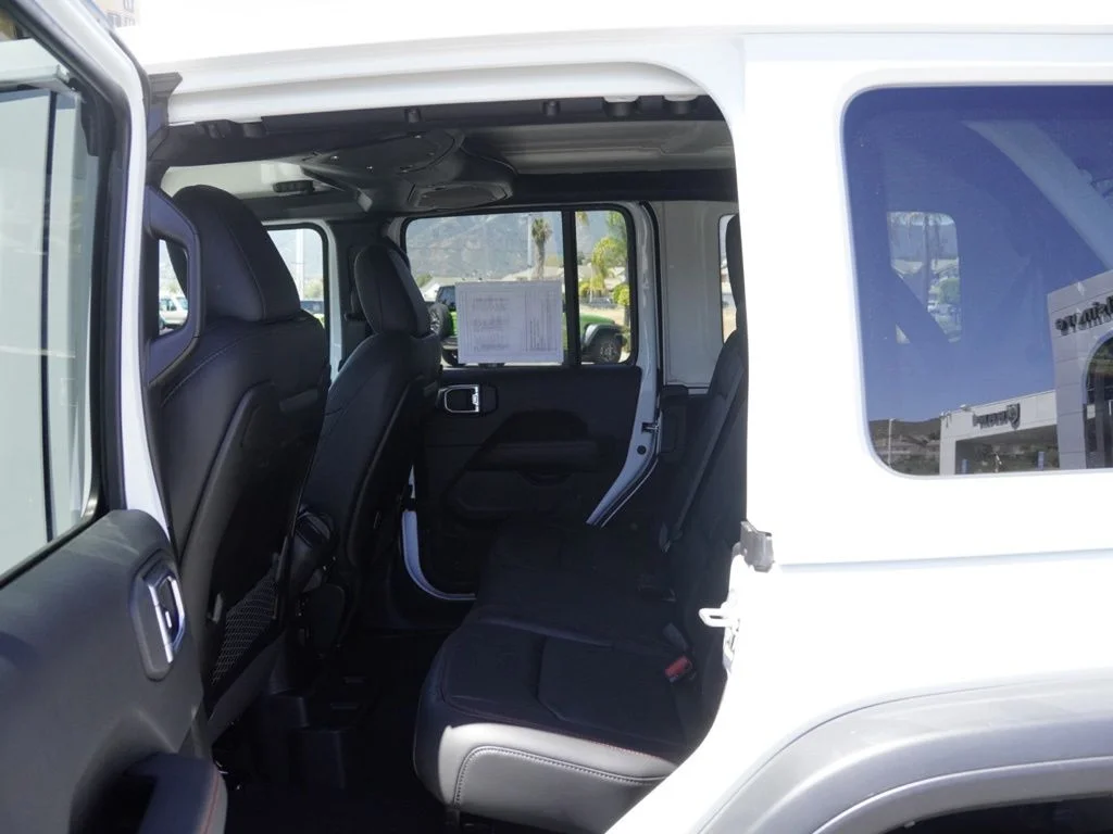 New 2026 Bright White Clear-Coat Exterior Paint Jeep Rubicon image 19