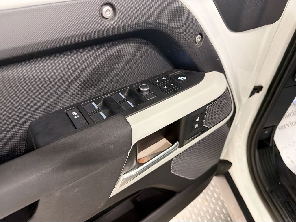 Used 2021 White Land Rover SE image 19