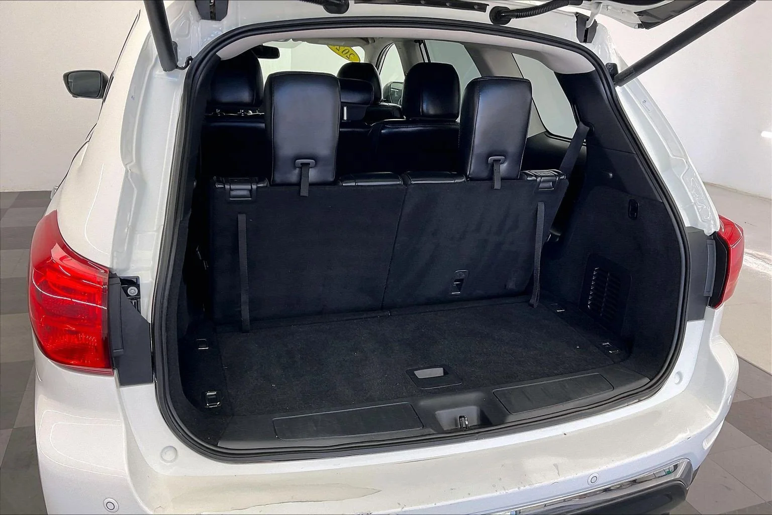 Used 2020 Glacier White Nissan SL image 28