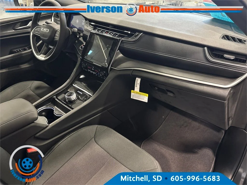 New 2026 Baltic Gray Metallic Clear-Coat Exterior Paint Jeep Laredo X image 37