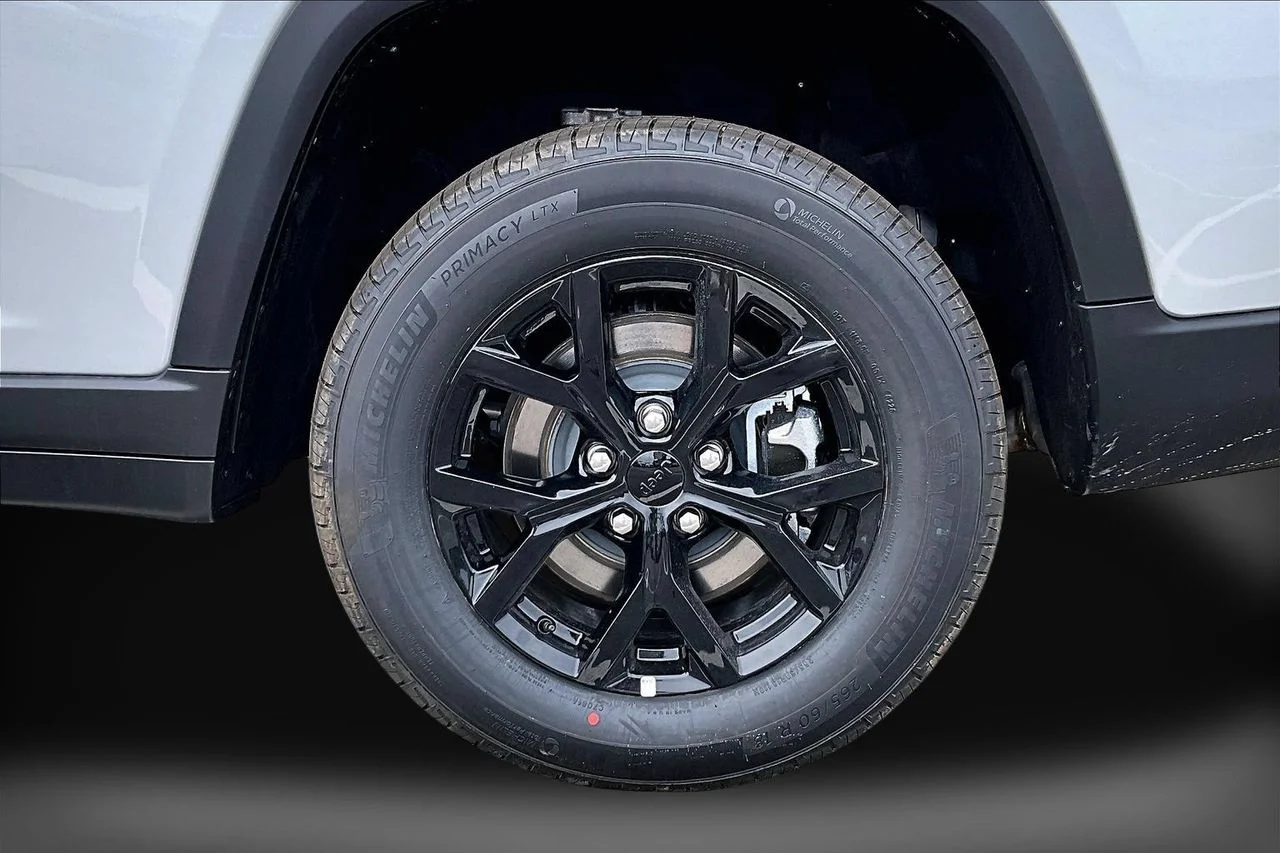 New 2026 Silver Zynith Exterior Paint Jeep Altitude image 33