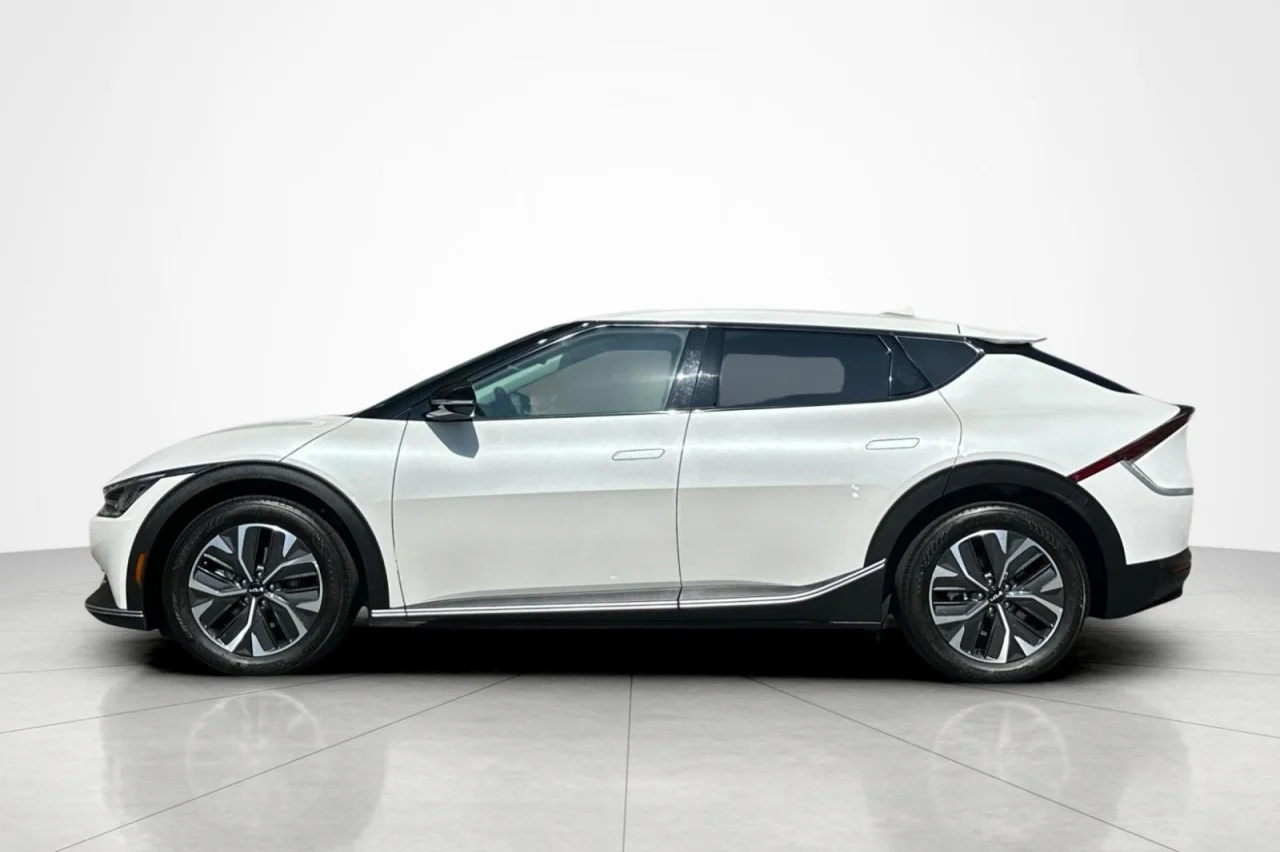 Used 2023 WHITE Kia Light image 2