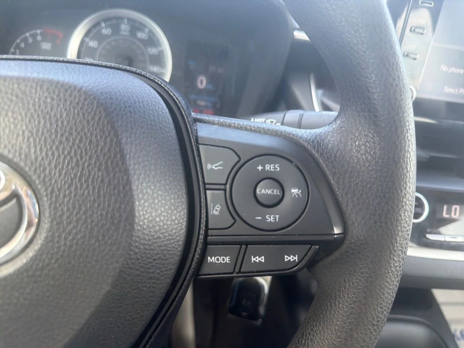 Used 2020 White Toyota LE image 16