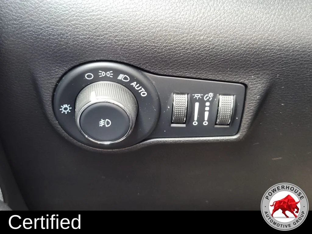 Used 2022 Silver Jeep Latitude image 28