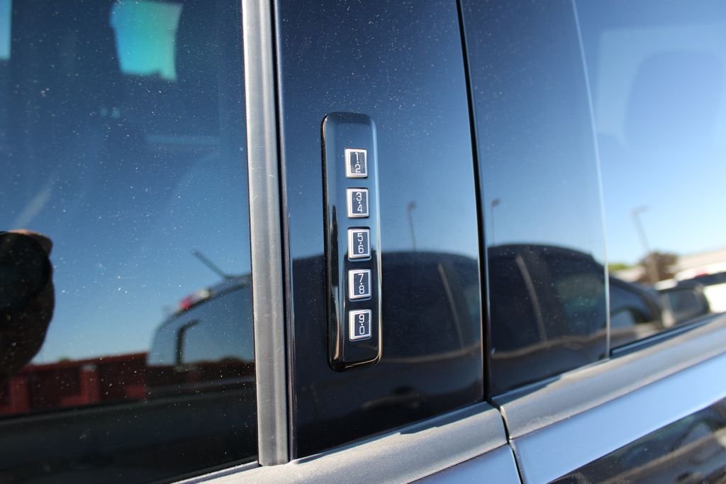 Used 2023  Ford Lariat image 41