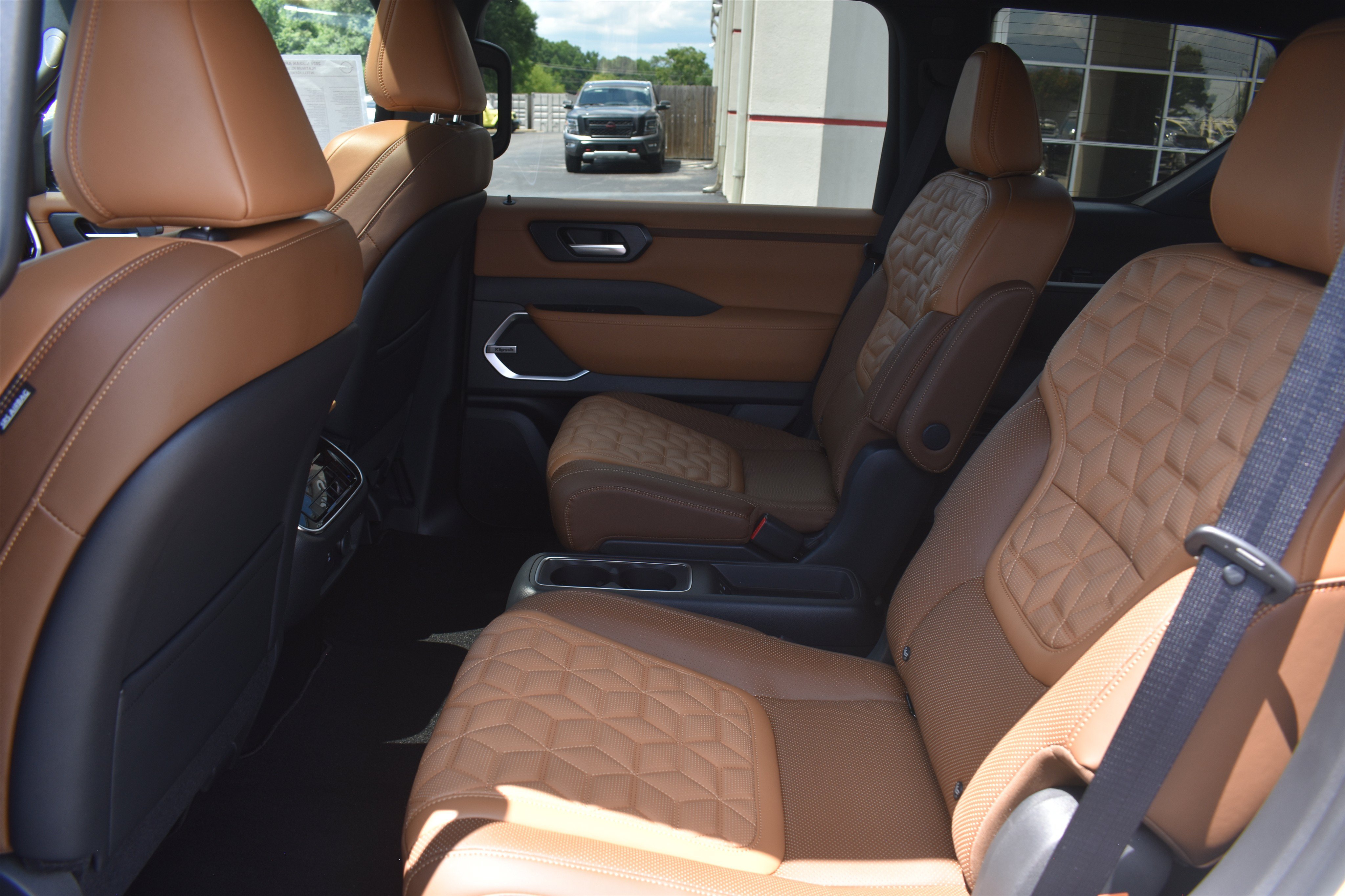 New 2026 Everest White TriCoat / Super Black Two-tone Nissan Platinum Reserve image 15
