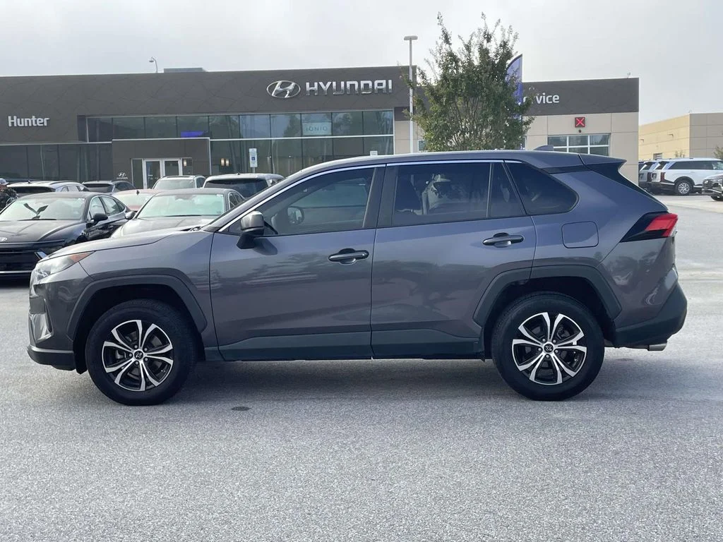 Used 2022 Magnetic Gray Metallic Toyota LE image 27
