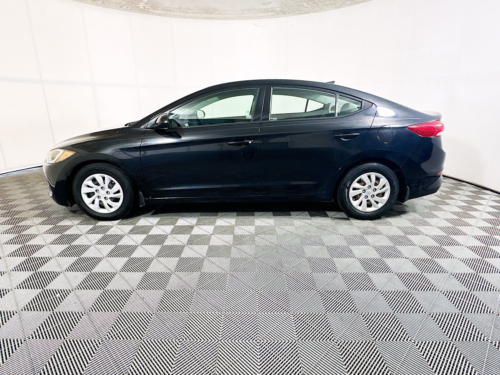 Used 2018 Phantom Black Hyundai SE image 6
