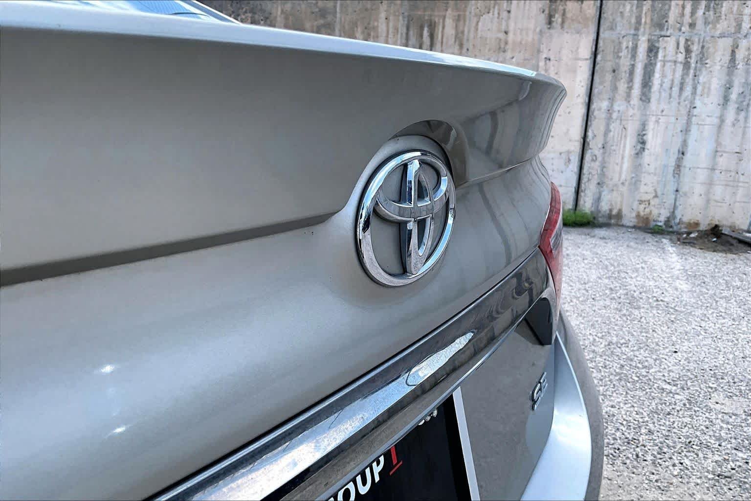 Used 2016 Creme Brulee Mica Toyota SE image 31