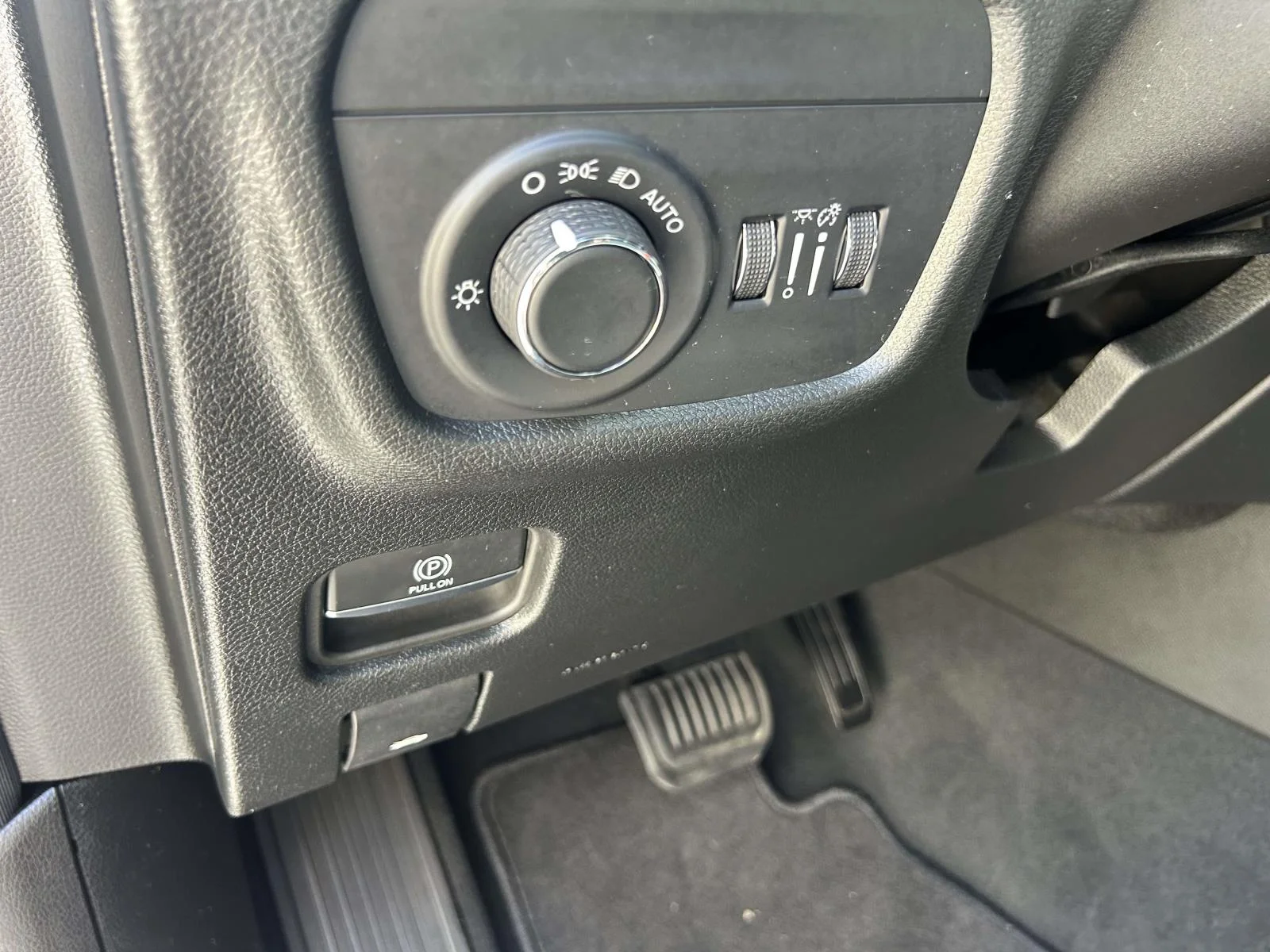 Used 2025 Gray Jeep Laredo 4x4 image 13