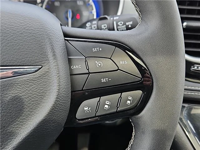 Used 2025 Ceramic Gray Clearcoat Chrysler Limited Front-Wheel Drive Passenger image 18