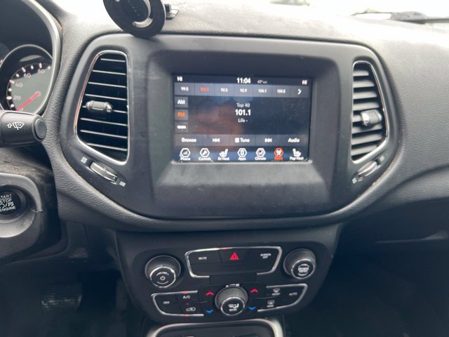 Used 2018 Billet Silver Metallic Clearcoat Jeep Latitude image 16
