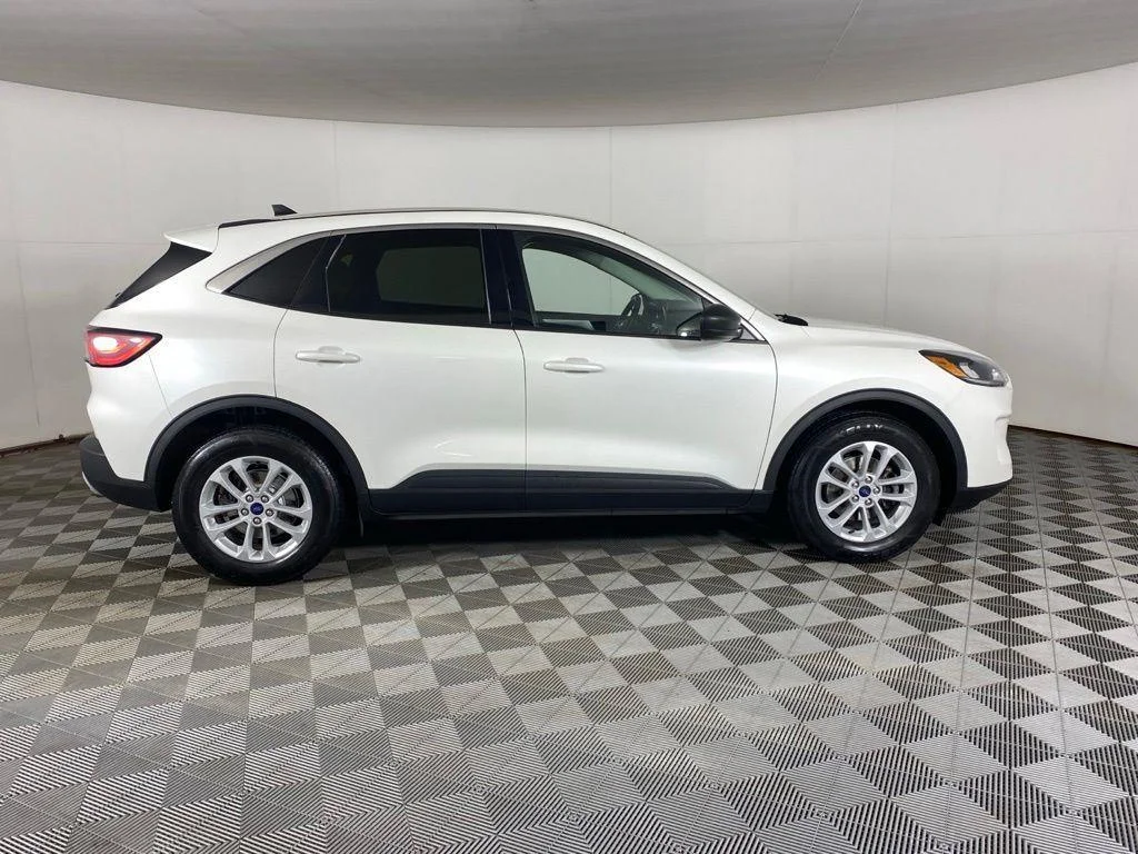 Used 2022 White Metallic Ford SE image 7