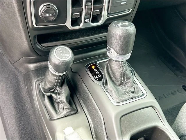 2025 Jeep Wrangler 4-Door Sahara - Photo 11