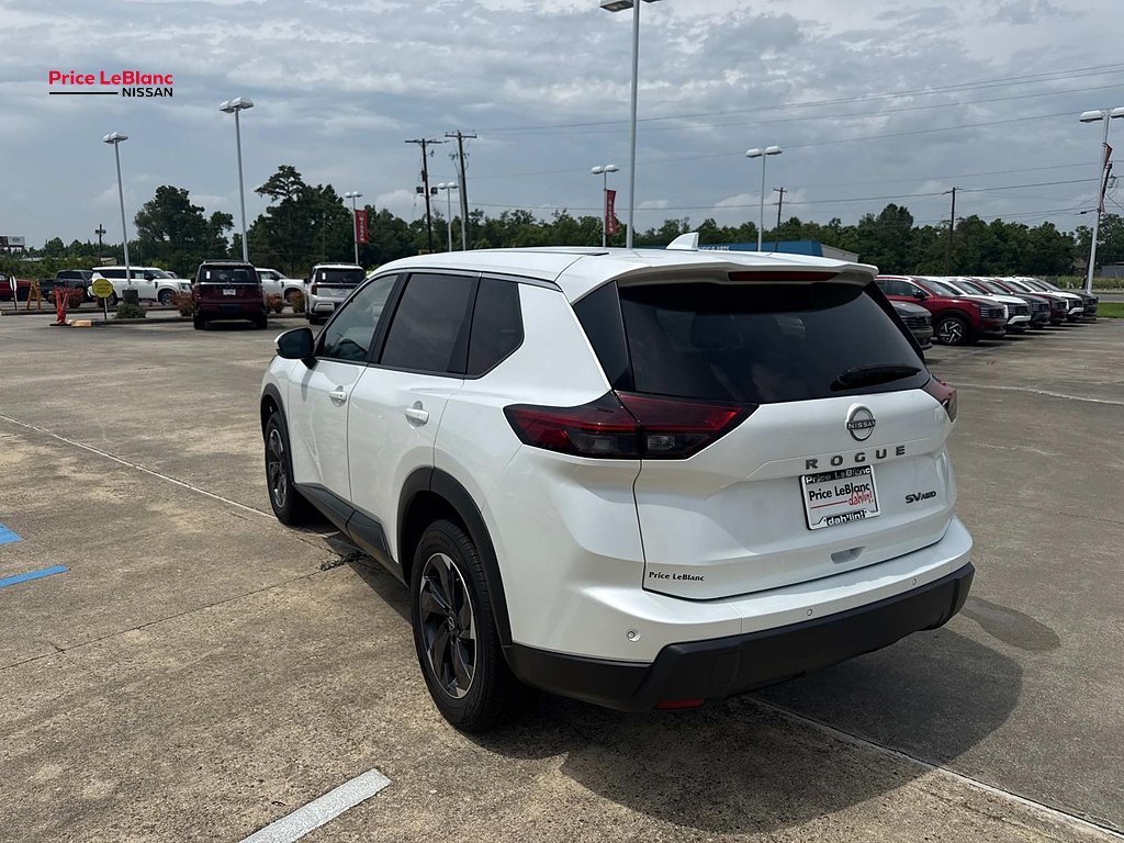 Used 2024 Everest White Pearl Nissan SV image 5