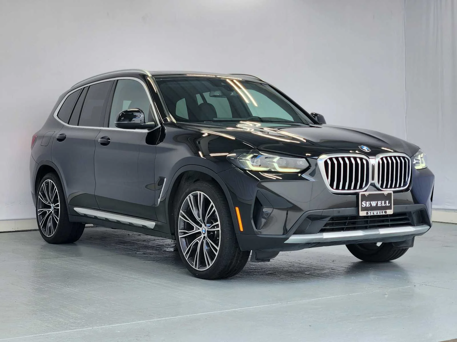 Used 2022 Black Sapphire Metallic BMW sDrive30i image 2