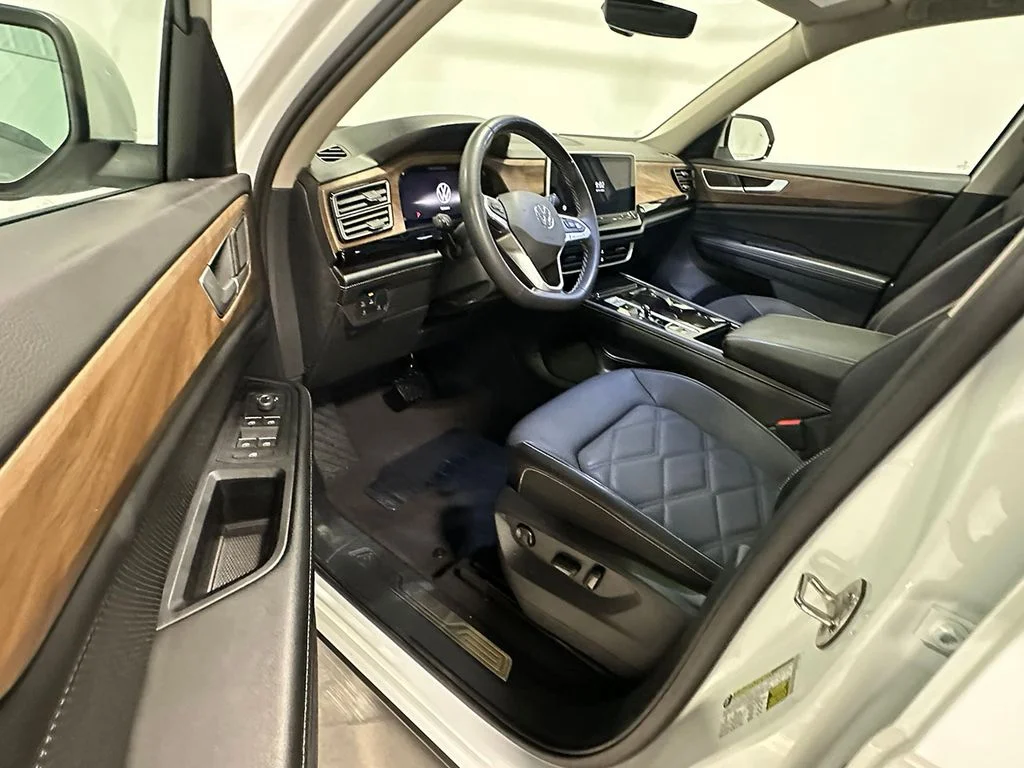 Used 2024 White Volkswagen 2.0T SE w/Technology image 3