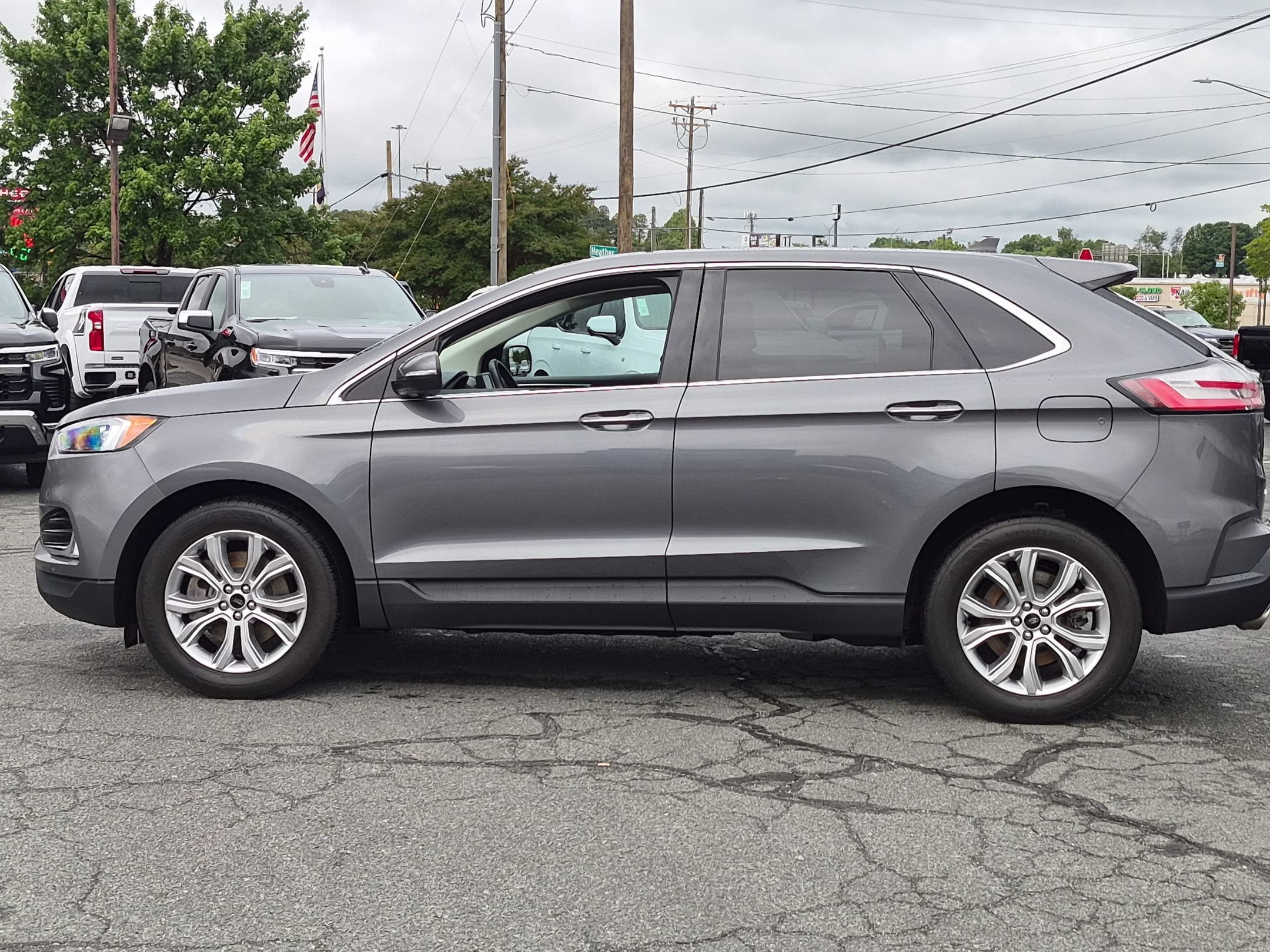 Used 2024  Ford Titanium image 2