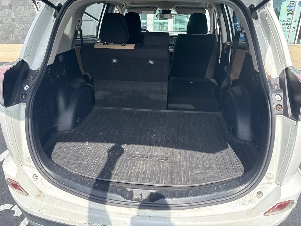 Used 2018 White Toyota XLE image 26