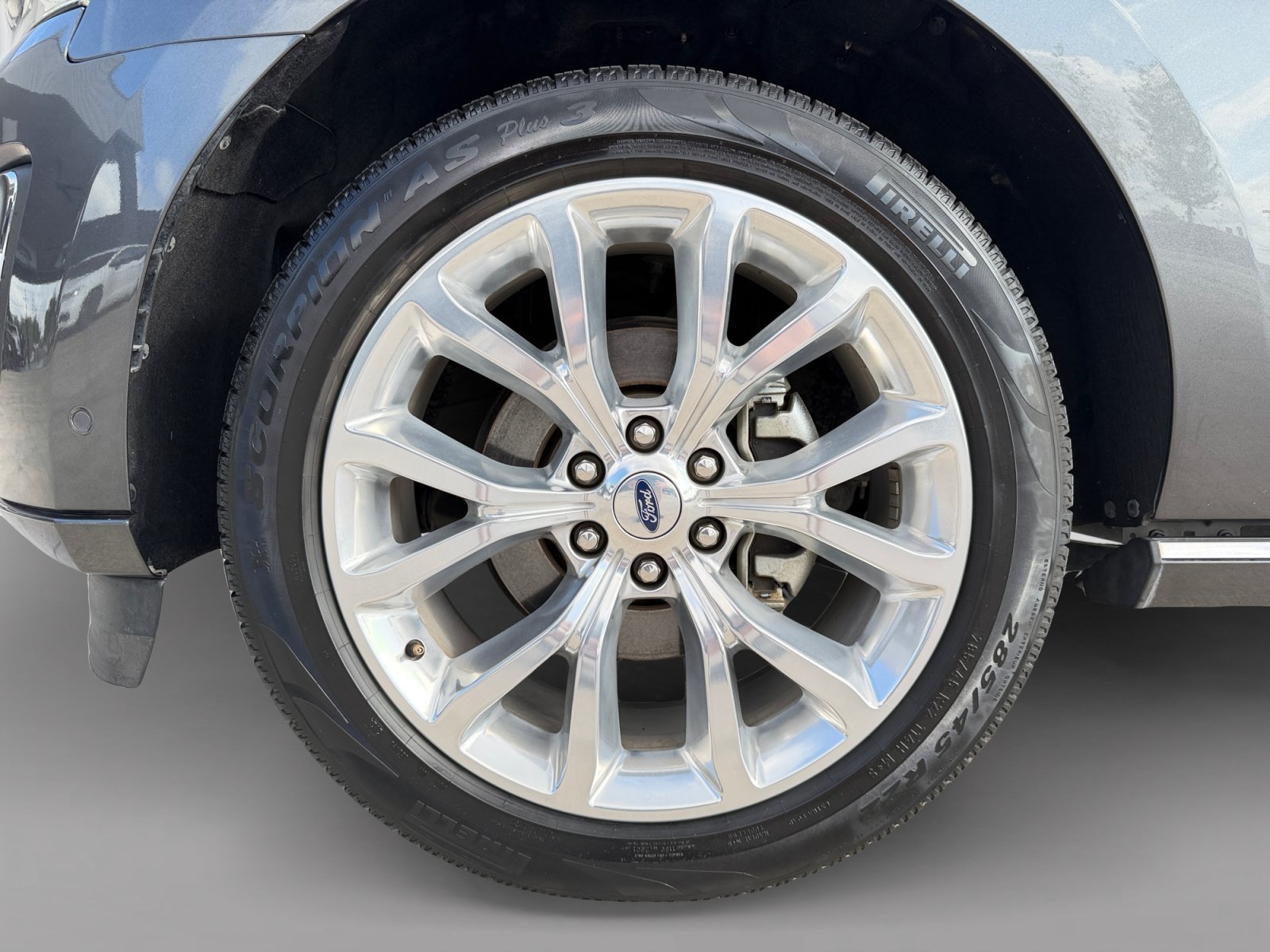 Used 2019 Magnetic Ford Platinum image 9