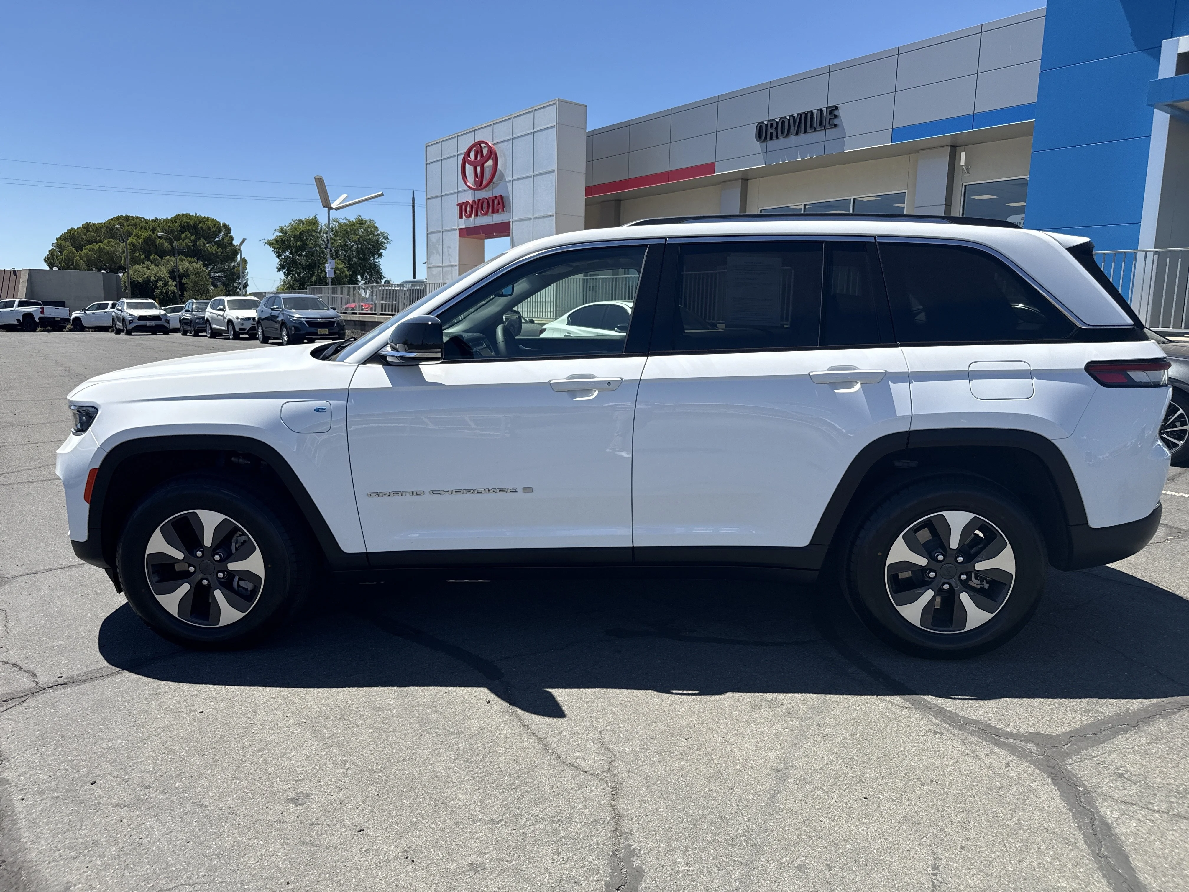 Used 2024 Bright White Clearcoat Jeep  image 2