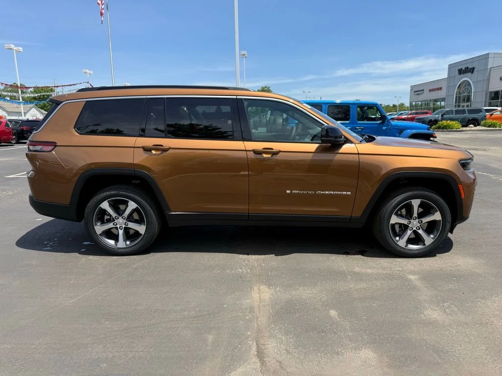 New 2026 Copper Shino Metallic Clear-Coat Exterior Paint Jeep Limited image 2