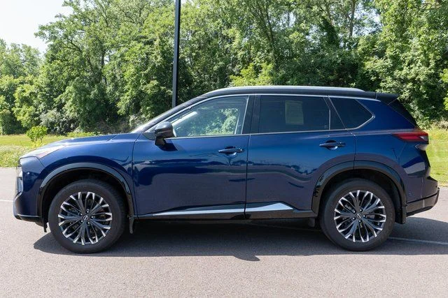 Used 2025 Blue Nissan Platinum image 9