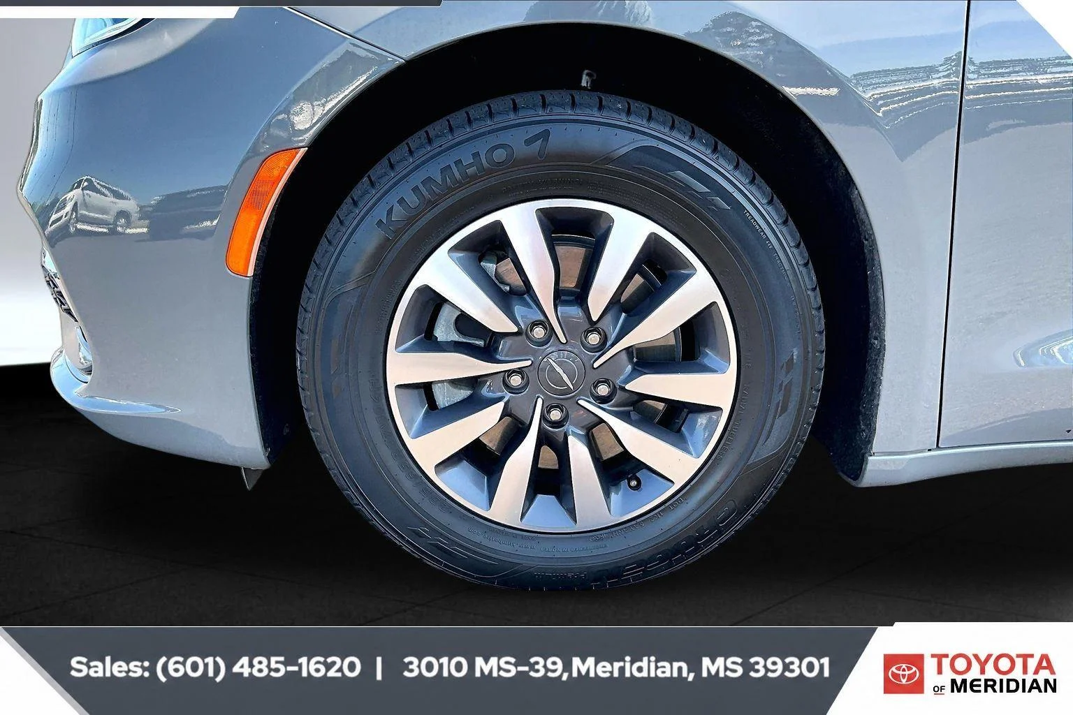 Used 2022 Ceramic Gray Clearcoat Chrysler Hybrid Touring L image 7