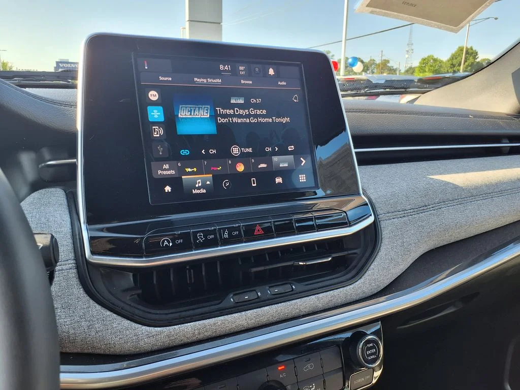 Used 2025 White Jeep Latitude image 25