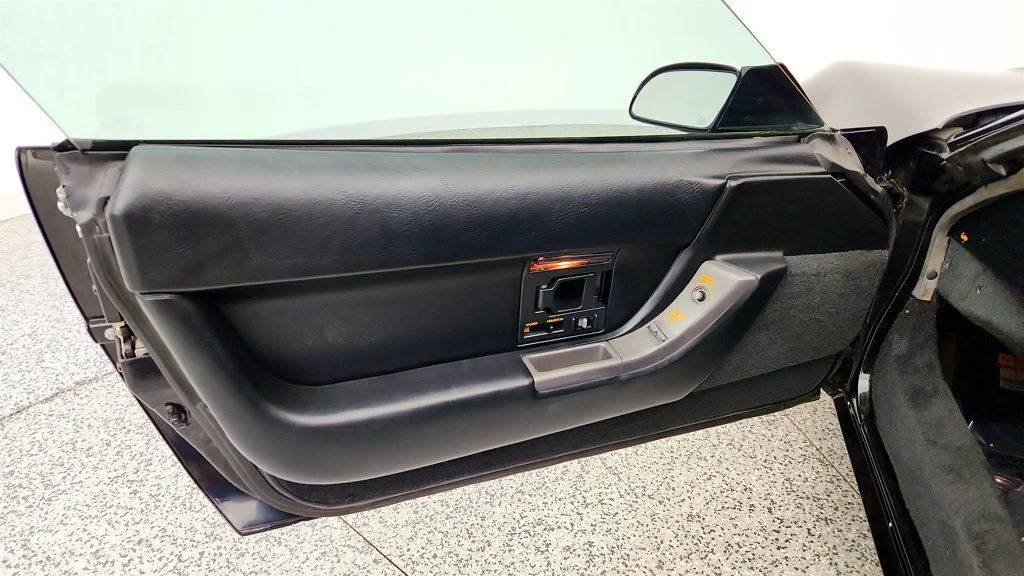 Used 1991 Black Chevrolet 2dr Convertible image 11