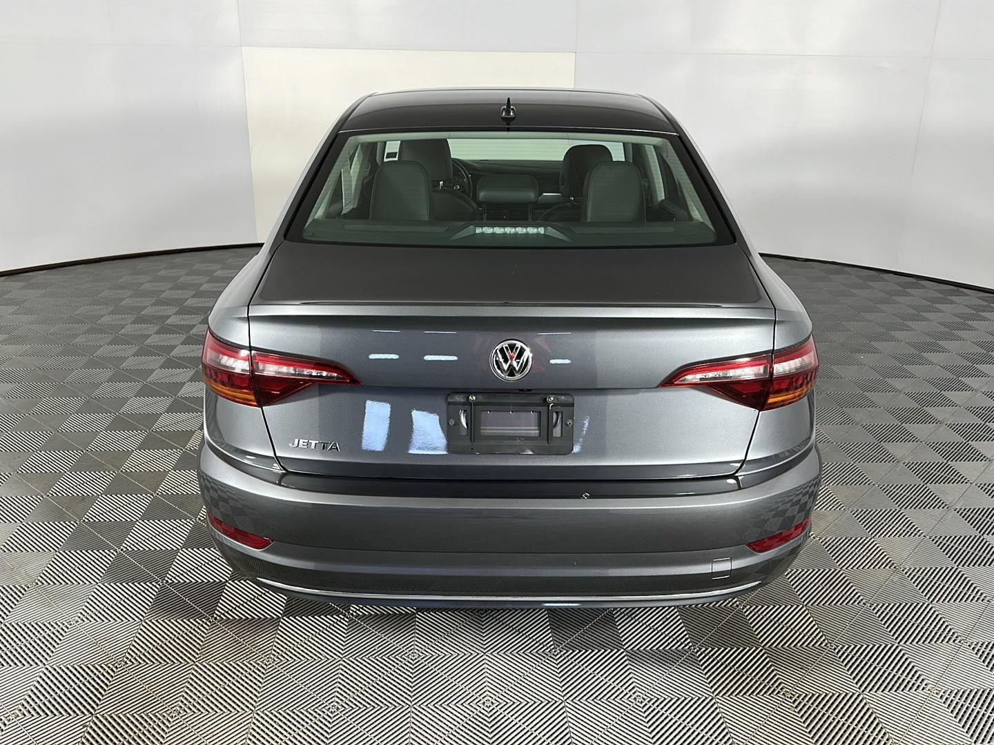 Used 2019 Platinum Gray Metallic Volkswagen SE image 9