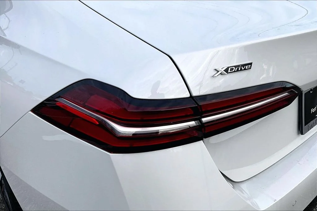 2026 BMW 5 Series 550e - Photo 14