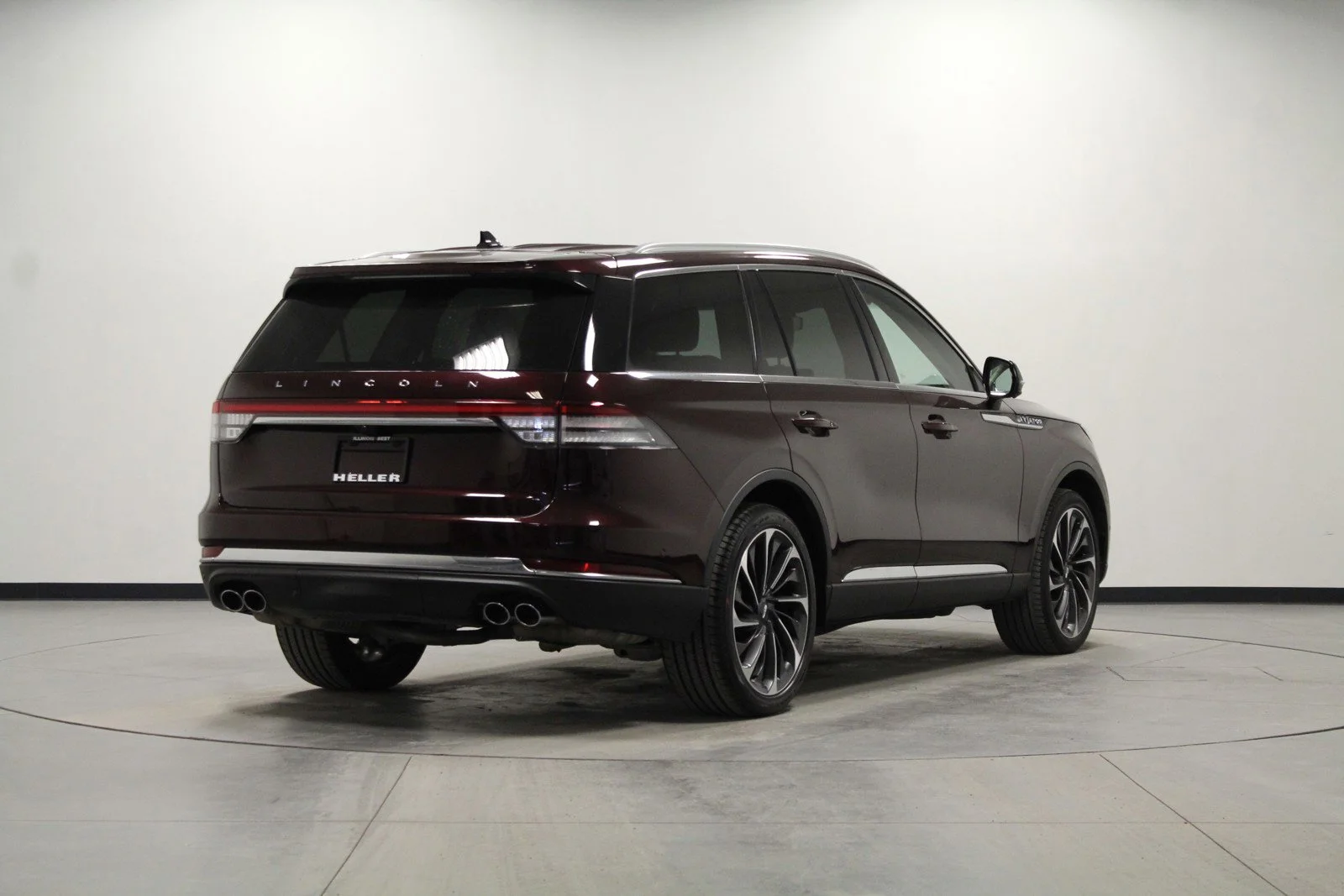 Used 2022 Burgundy Velvet Metallic Tinted Clearcoat Lincoln Reserve image 4