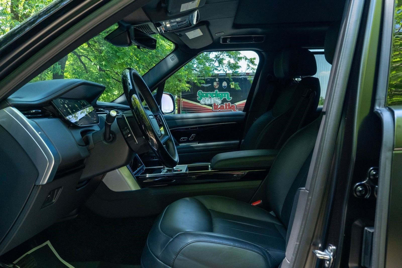 Used 2025 Obsidian Black SV Bespoke Ultra Metallic Satin Land Rover Autobiography image 21
