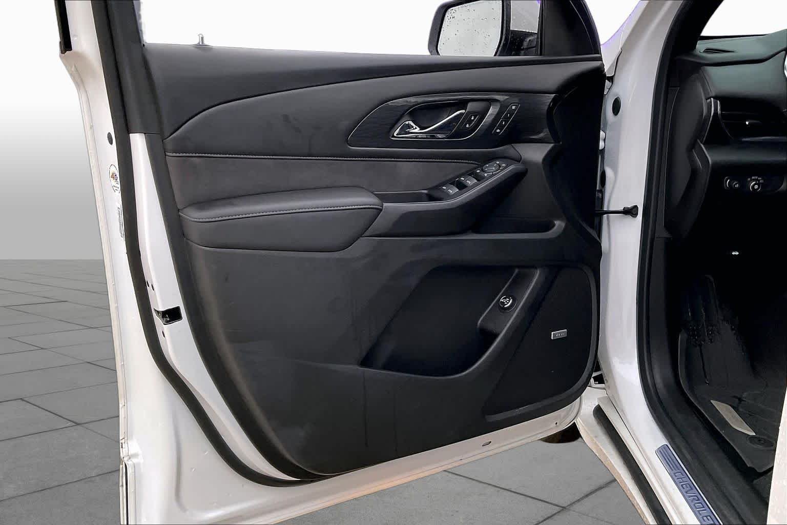 Used 2023 Iridescent Pearl Tricoat Chevrolet High Country image 21