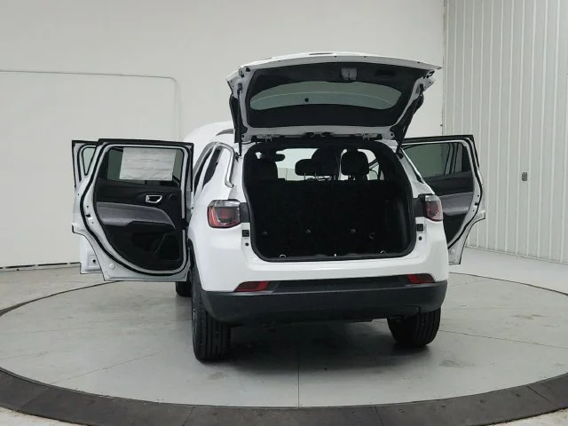 New 2026 Bright White Clear-Coat Exterior Paint Jeep Latitude image 15