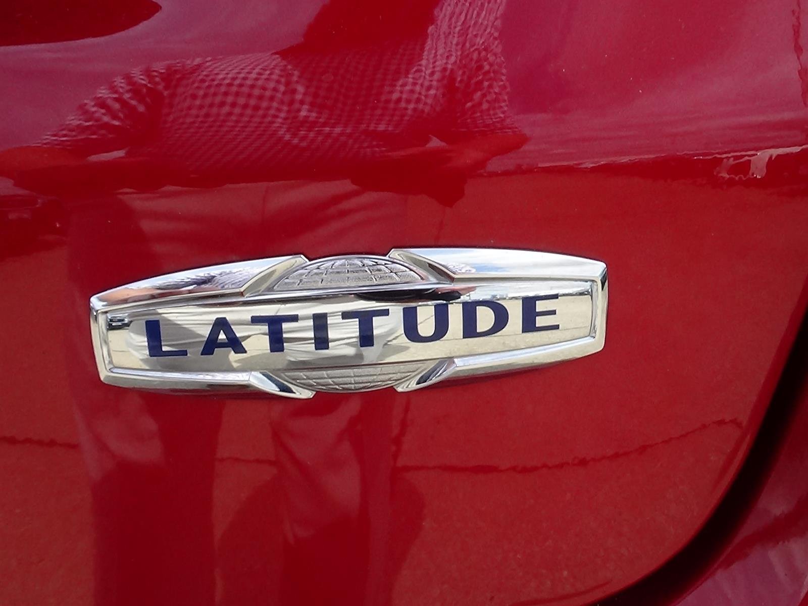 Certified Used 2025 Red Hot Pearl Coat (pr6) Jeep Latitude image 10
