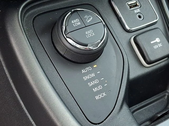 Used 2018 Green Jeep Trailhawk image 24