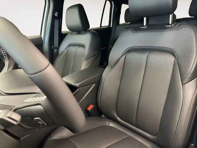 New 2026 Bright White Clear-Coat Exterior Paint Jeep Limited image 9